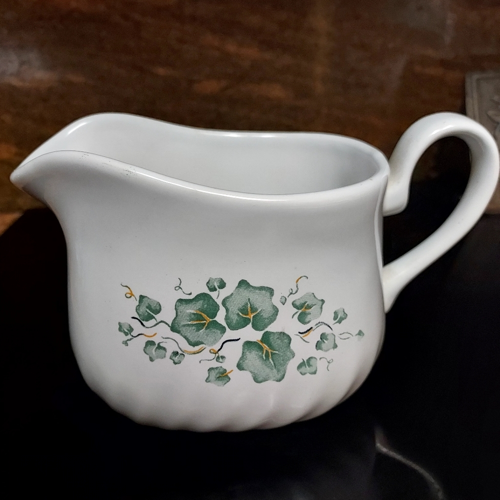 Corelle Callaway Green Ivy gravy Boat...B8